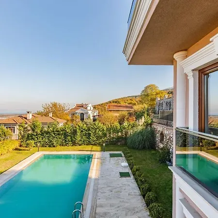 Villa Spacious With Private Pool And Garden In Kartepe