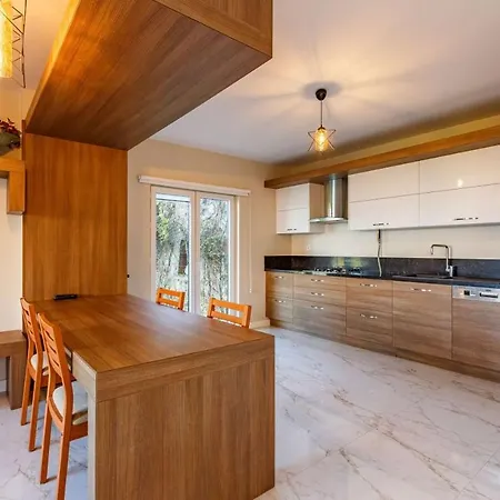 Spacious With Private Pool And Garden In Kartepe *