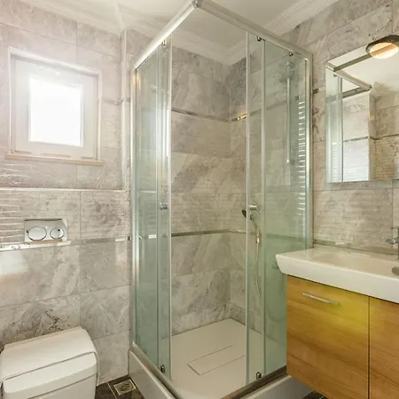 Spacious With Private Pool And Garden In Kartepe Sakarya