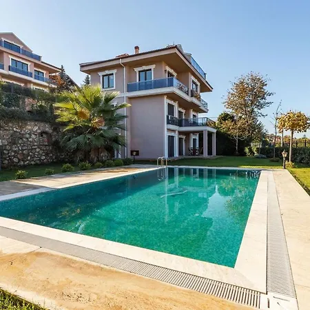 Villa Spacious With Private Pool And Garden In Kartepe Sakarya