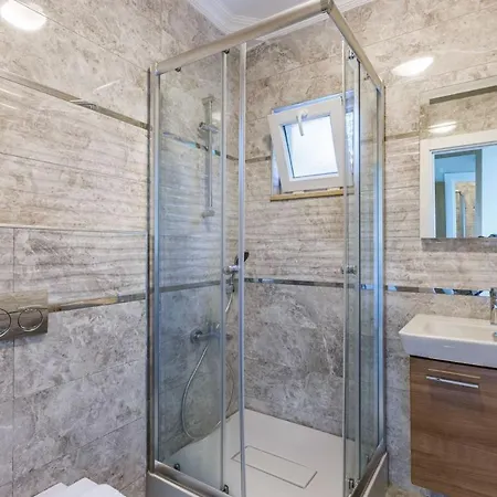 Villa Spacious With Private Pool And Garden In Kartepe *