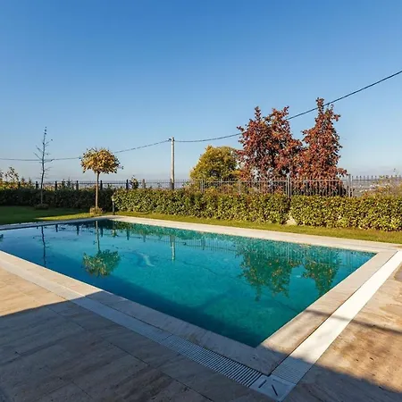 Spacious With Private Pool And Garden In Kartepe